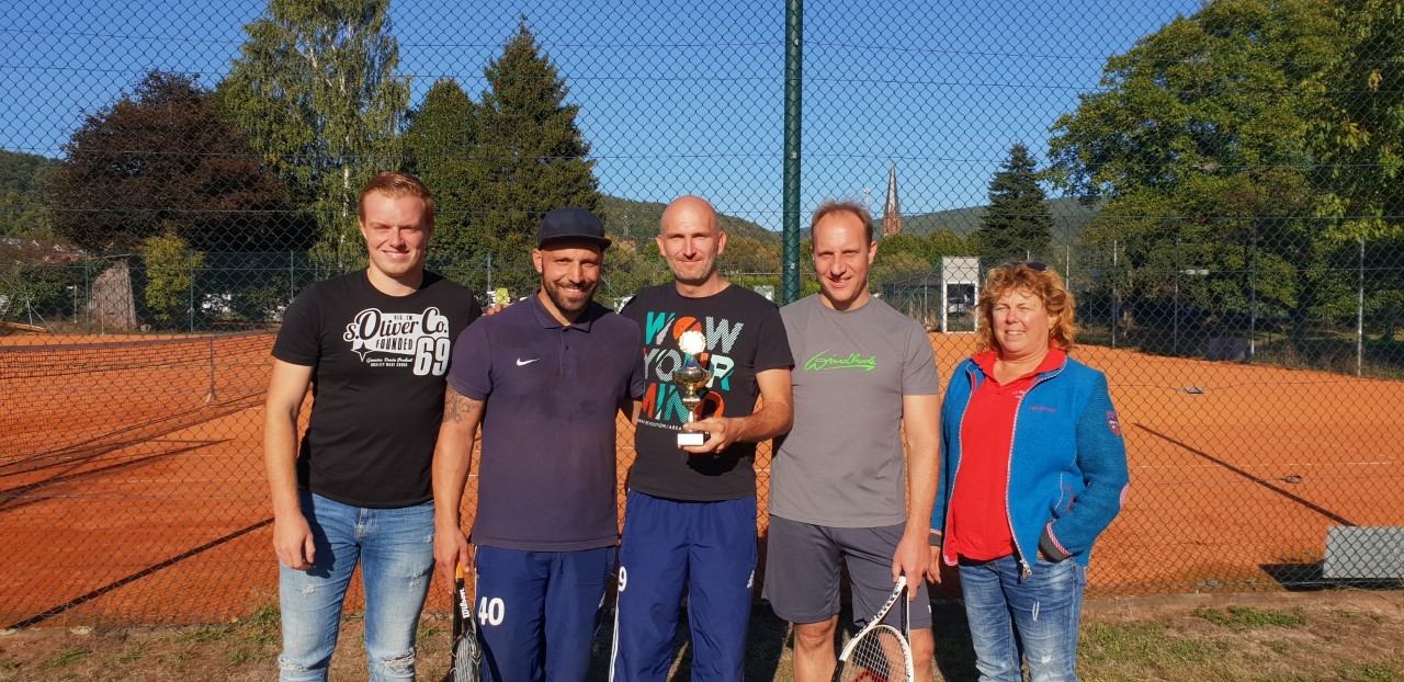 Von links: Tennisabteilungsleiter Marcel Jäger mit den Siegern der „Eintracht Kleinheubach“ und der TV-Vorsitzenden Christiane Dümlein
